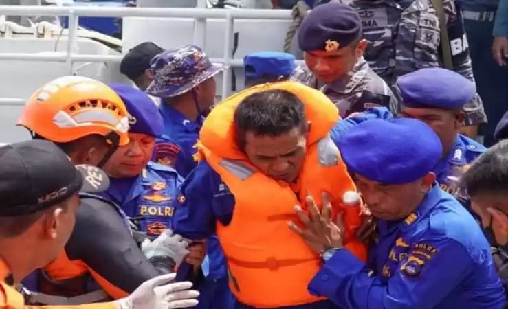 Foto Anggota Ditpolairud Polda Kalsel saat evakuasi para korban dari penumpang KM Niki Sejahtera