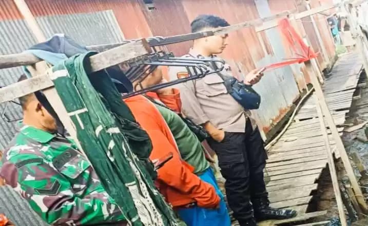Foto Anggota Polsek Banjarmasin Utara mendatangi tempat kejadian penemuan mayat bayi