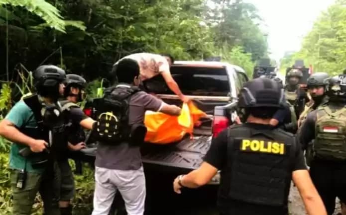 Foto Aparat keamanan saat mengevakuasi jenazah Abdul Muzakir korban pembunuhan KKB