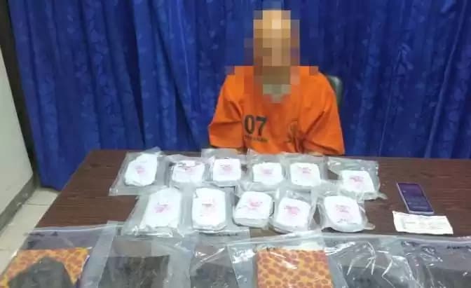 Foto Barang bukti dan salah satu tersangka pelaku peredaran gelap narkoba