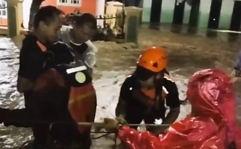 Foto Basarnas Lampung Evakuasi Korban Banjir