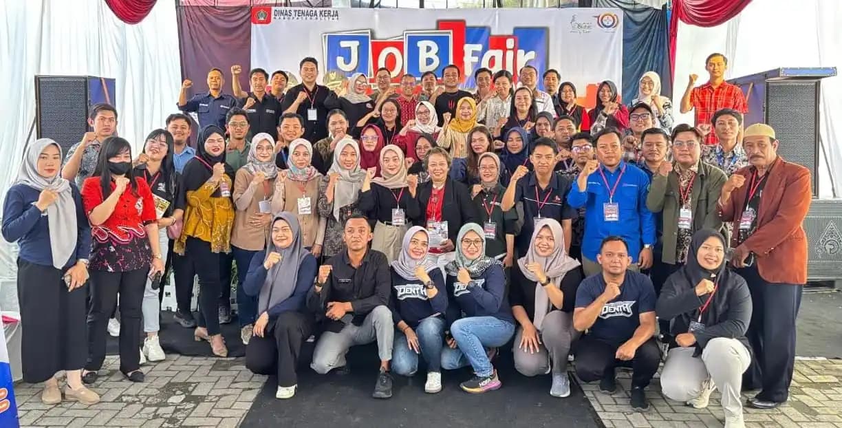 Foto bersama Kepala Disnakertrans Kabupaten Blitar dan jajaran serta para seluruh perusahaan mitra