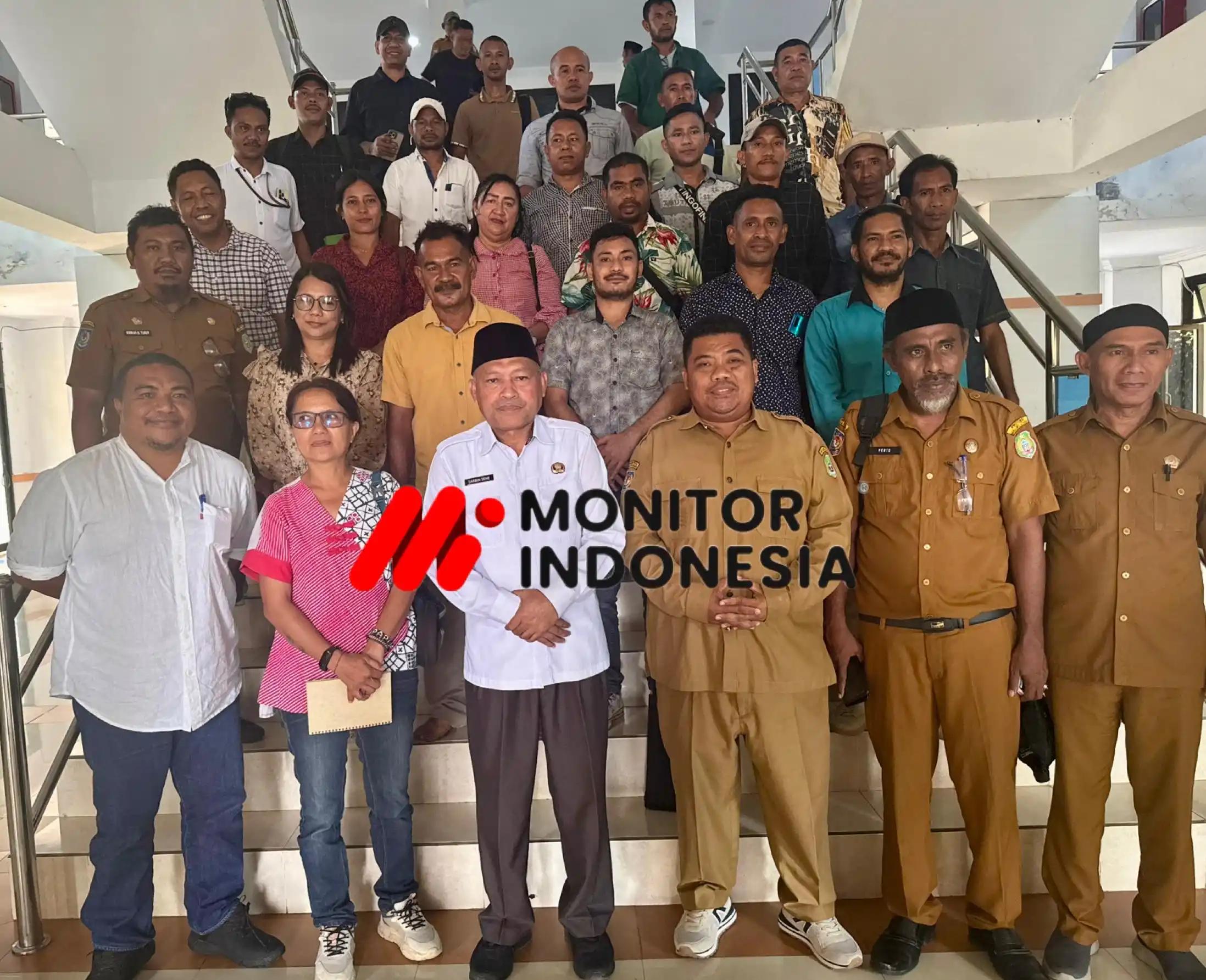 Foto bersama Wagub Sarbin Sehe bersama dengan karyawan NHM
