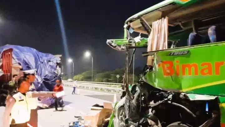 Foto Bus Pariwisata Tabrak Truk di Tol Jombang