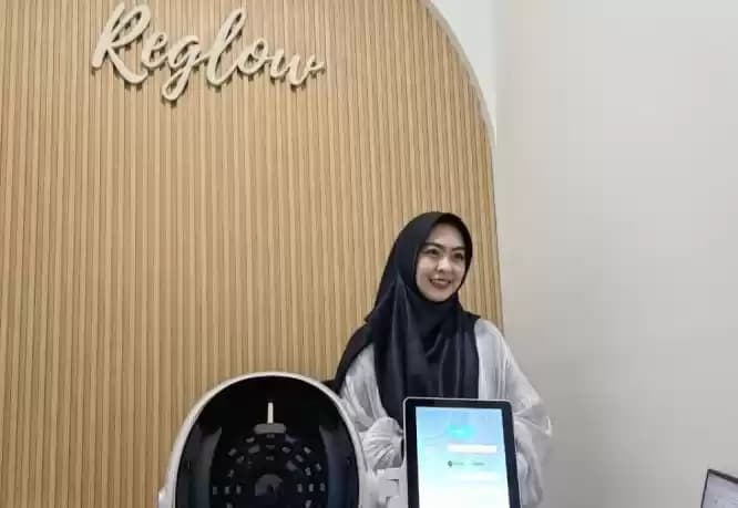 Foto Dr Shindy Putri di klinik kecantikan miliknya