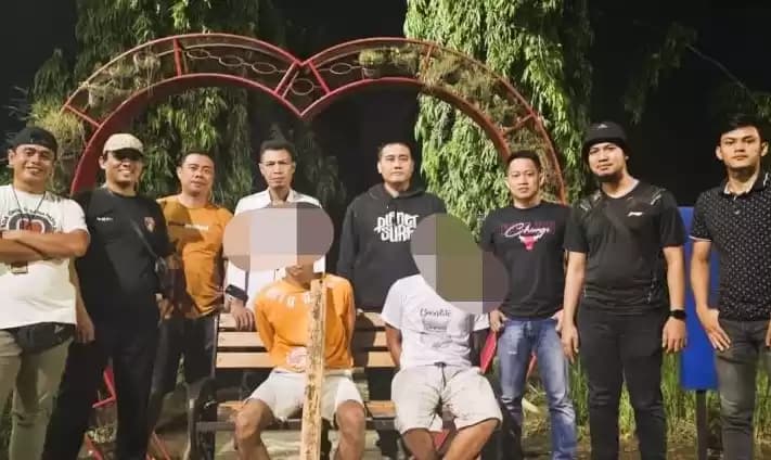 Foto Dua Pencuri Kursi Taman