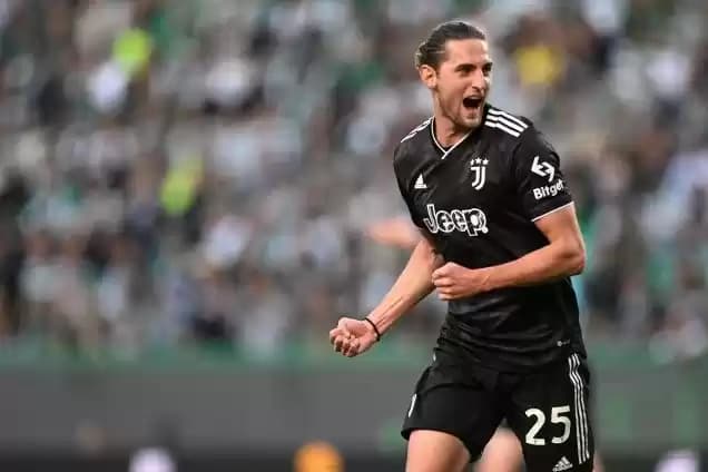 Foto Gelandang Juventus Adrien Rabiot