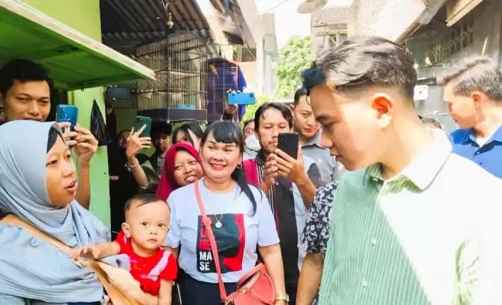 Foto Gibran Rakabuming Raka berinteraksi
