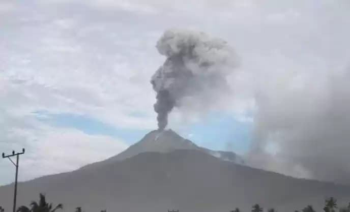 Foto Gunung Api Lewotobi Laki-laki