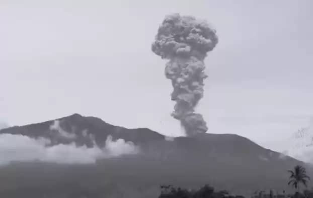 Foto Gunung Marapi Erupsi