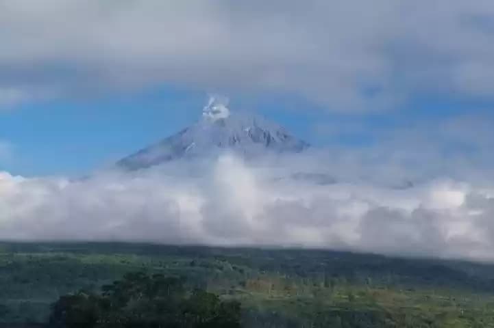 Foto Gunung Semeru erupsi