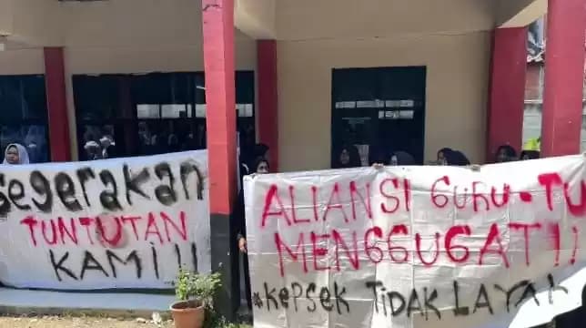 Foto Guru-guru dan Staf TU SMKN 12 Kota Bekasi Gelar Spanduk Berisi Tuntutan Kepsek Tidak Layak