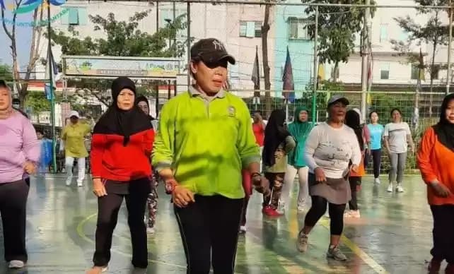 Foto Ibu Lansia Senam Sehat