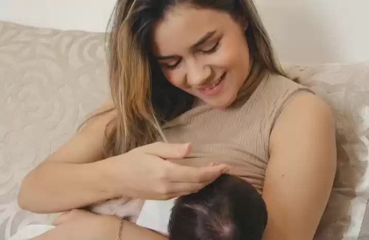 Foto Ibu Menyusui