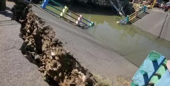 Foto Ilustrasi - Jembatan ambruk.
