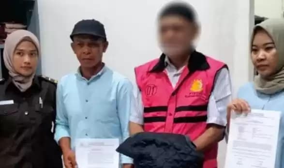 Foto Jaksa menunjukkan tersangka SU Korupsi