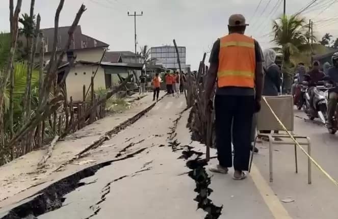 Foto Jalanan Terbelah