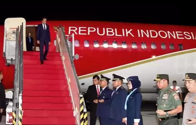Foto Jokowi Turun dari Pesawat