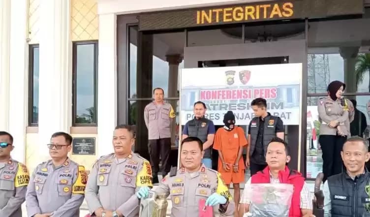 Foto Kapolres Tabjabbar AKBP Agung Basuki menunjukkan barang bukti dan Pelaku Pembakaran Lahan