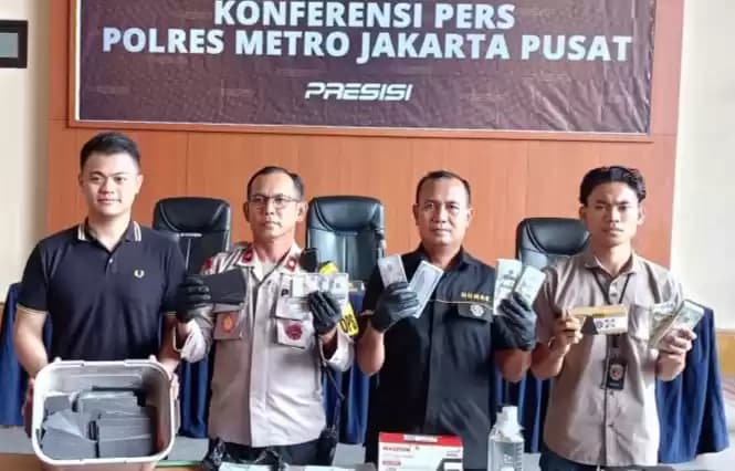 Foto Kapolsek Metro Gambir Kompol Jamalinus Nababan, Dolar AS Palsu