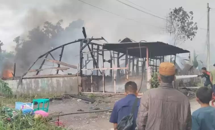 Foto Kebakaran yang menghanguskan rumah sewa di Desa Wih Pesam