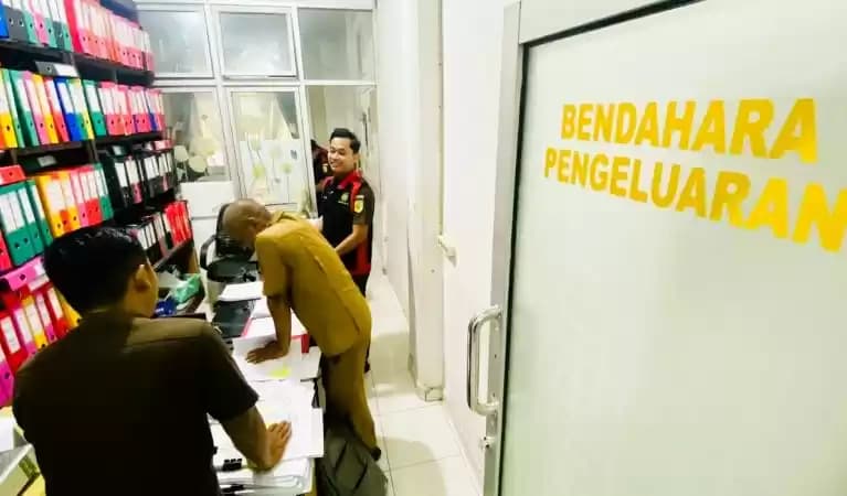 Foto KEjari Aceh Barat Geledah Kantor BPKD