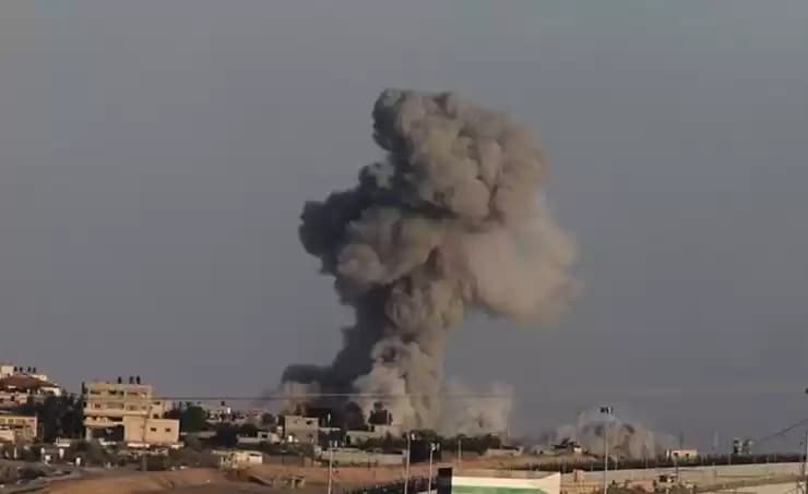 Foto  Kepulan asap tampak membubung menyusul serangan Israel di Kota Rafah