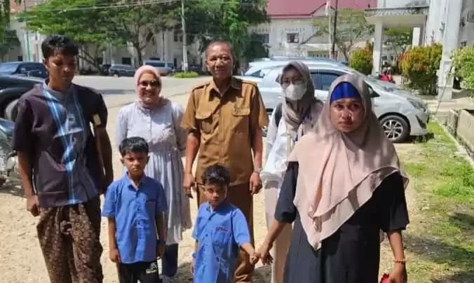 Foto Kesbangpol Aceh Timur Syamsul Bahri mendampingi empat imigran Rohingya