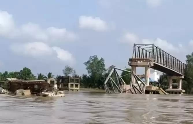 Foto Kondiri Jembatan Lalan Ambruk