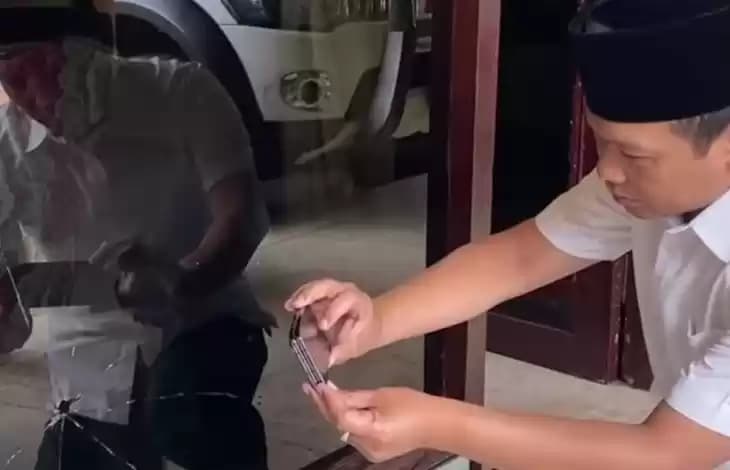 Foto Mantan Bupati Lumajang Thoriqul Haq foto bekas lubang tembakan senapan angin