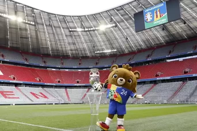 Foto Maskot Piala Eropa 2024 Teddy bear Albaert
