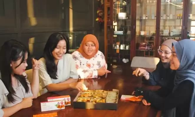 Foto Mengonsumsi asupan suplemen penurun kolesterol