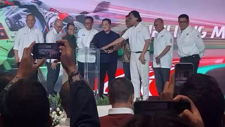 Foto Menteri BUMN Erick Thohir didampingi pejabat dari Pertamina