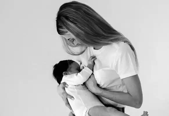 Foto Menyusui Bayi