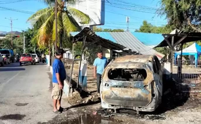 Foto mobil angkut BBM rabrak pospol di kupang