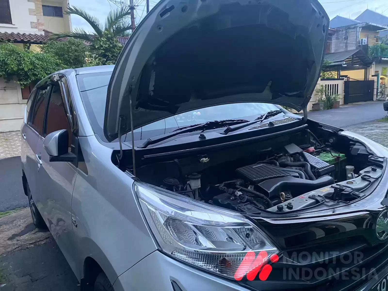 Foto Mobil sedang dipanaskan Mesin