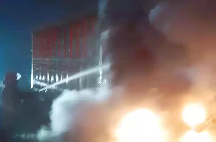 Foto Mobil Truk Terbakar
