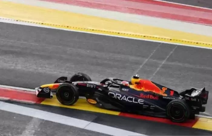 Foto Pebalap Red Bull Max Verstappen dalam sesi kualifikasi GP Belgia