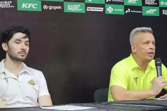Foto  Pelatih Pacific Caesar Surabaya Jhon Todd Purves