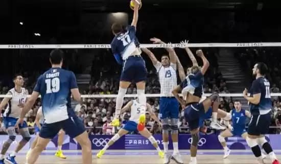 Foto Pemain voli putra Prancis Trevor Clevenot melakukan spike saat timnya berhadapan dengan Italia