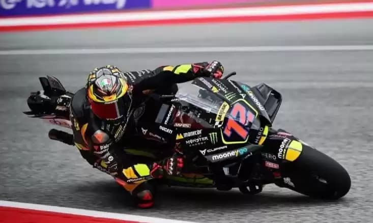 Foto Pembalap Mooney VR46 Racing Team Marco Bezzecchi melaju saat sesi latihan bebas
