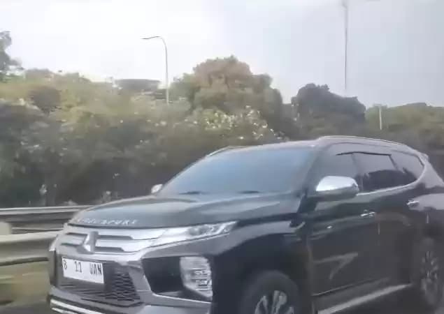 Foto Penampakan mobil Pajero sport warna hitam