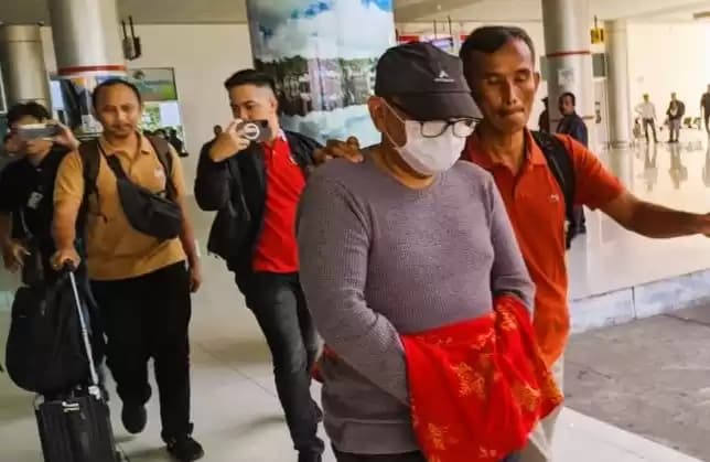 Foto Penyidik Ditreskrimsus Polda Kalteng menggiring Zulhaidir