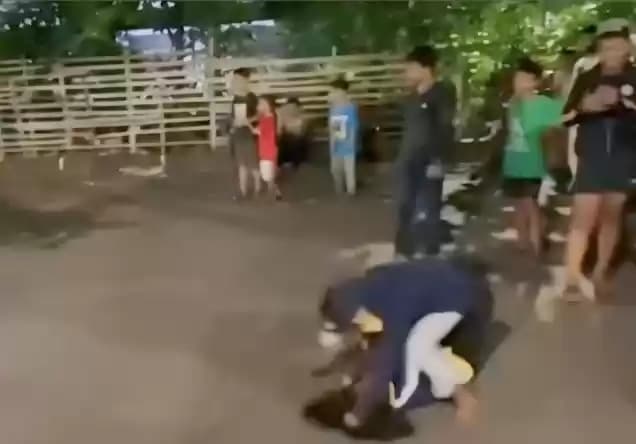 Foto Perempuan Duel gegara Asmara