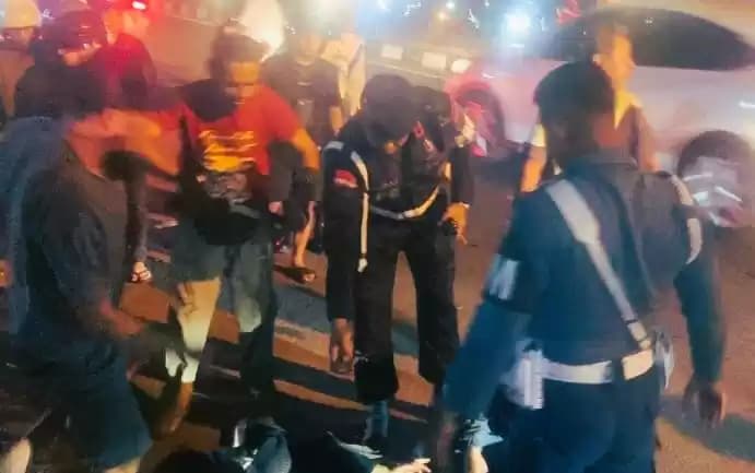 Foto Personel TNI AL dan kepolisian beserta sejumlah warga ketika hendak mengevakuasi HR terduga ODGJ