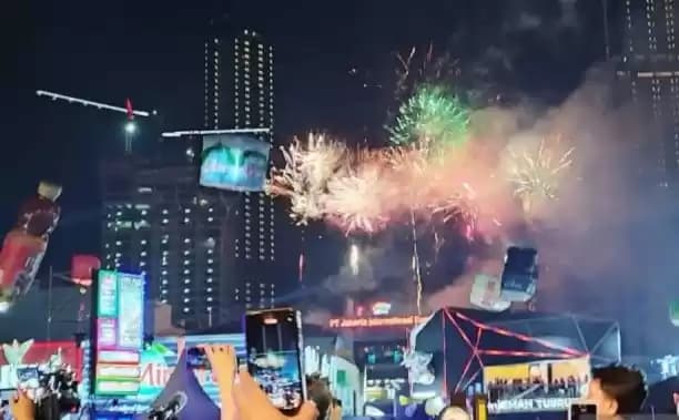 Foto Pesta kembang api memeriahkan penutupan Jakarta Fair Kemayoran 2023