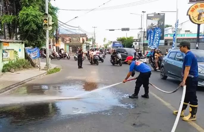 Foto Petugas Bersihkan Tempat Kecelakaan