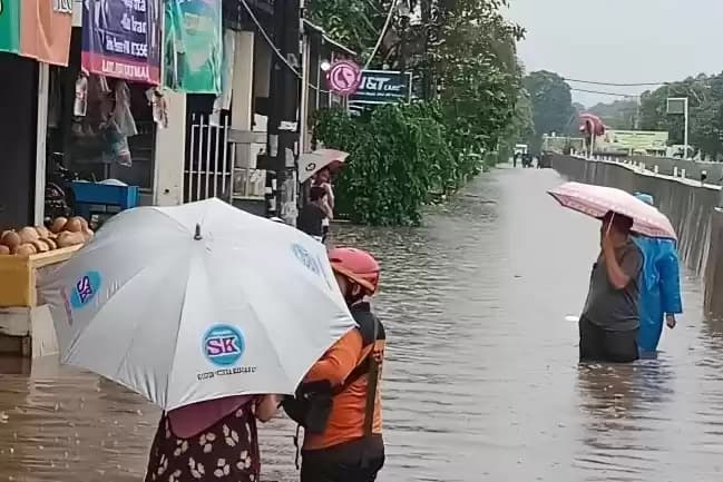 Foto Petugas BPBD Evakuasi Warga Terjebakk Banjir