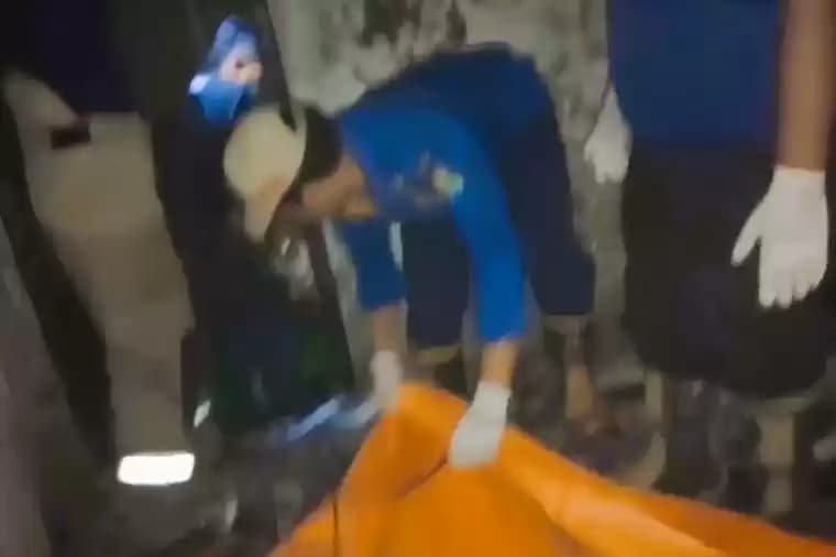 Foto Petugas dari BPBD Kabupaten Tangerang melakukan evakuasi terhadap korban kebakaran