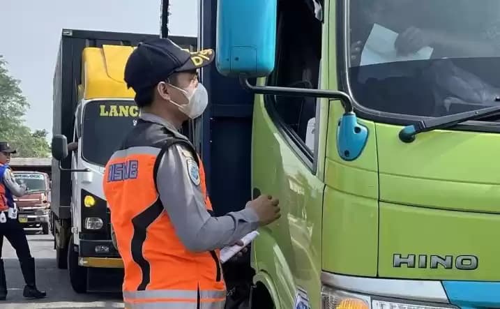 Foto Petugas Dishub Cek Surat Kendaraan Berat